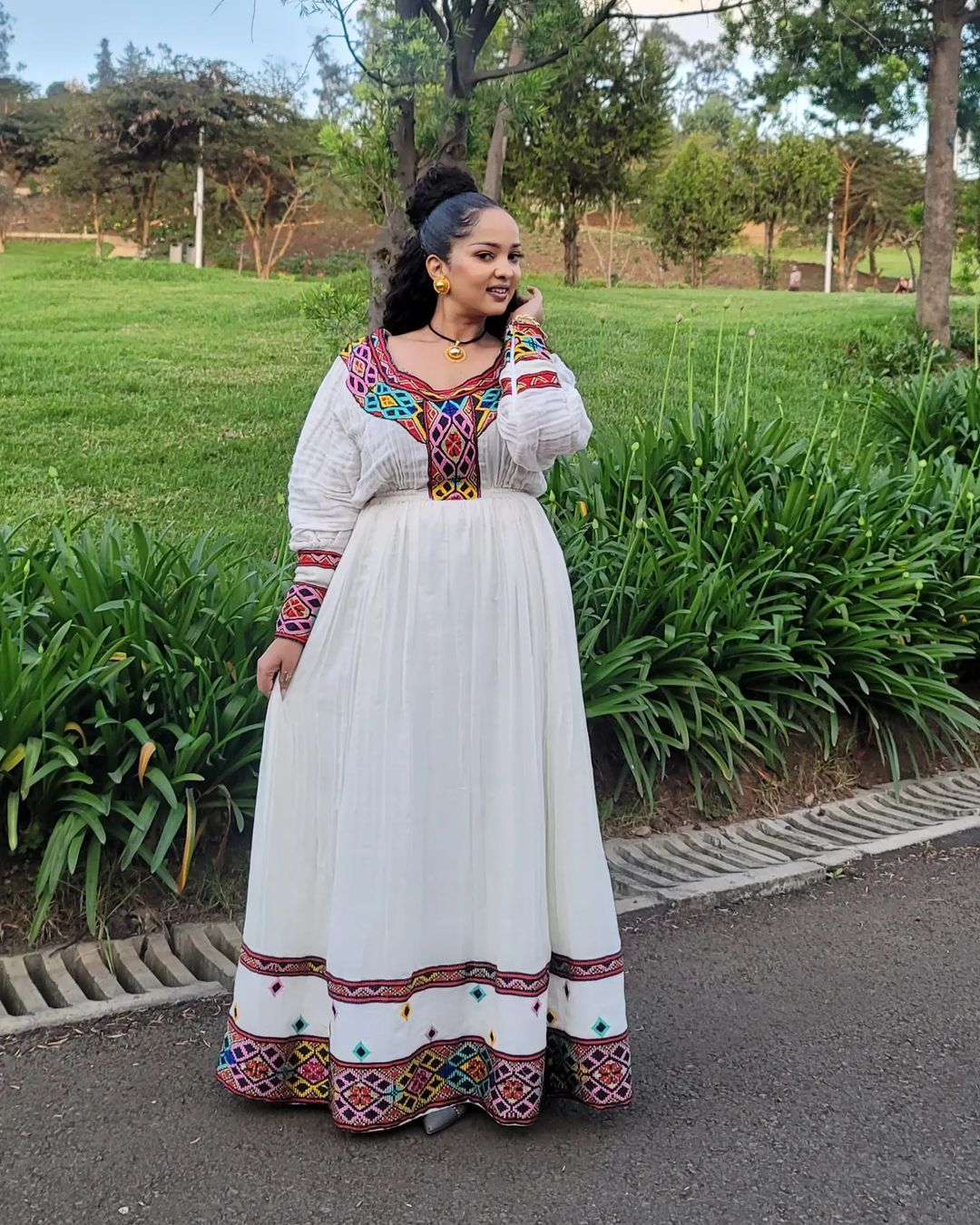 Sophisticated Handmade Traditional Ethiopian Dress: with Colorful Embellishment Habesha Dress Stylish Habesha Kemis