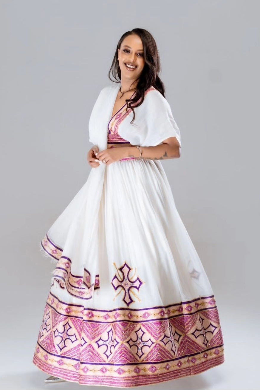 Charmant regard rose en robe éthiopienne traditionnelle : Robe Habesha au design contemporain, parfaite pour toutes les occasions Habesha Kemis
