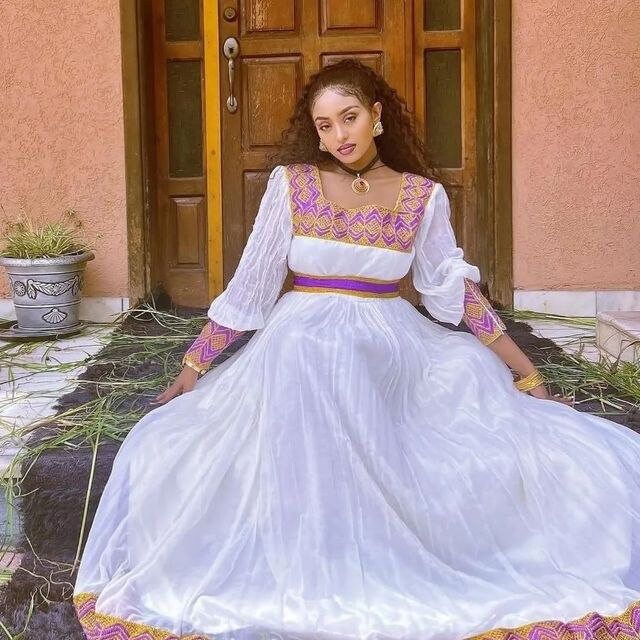 Une robe Habesha en tissu Menen luxueux avec une touche contemporaine