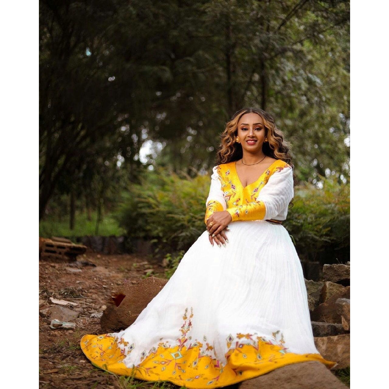 Superbe robe Habesha éthiopienne en tissu Menen avec un magnifique motif Tilf jaune, Habesha Kemis, robe érythréenne, ሀበሻ