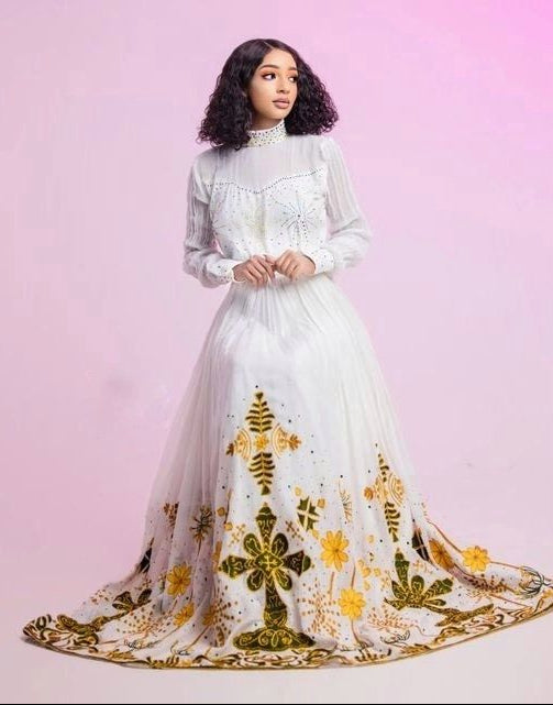 Une magnifique robe habesha avec des perles complexes
