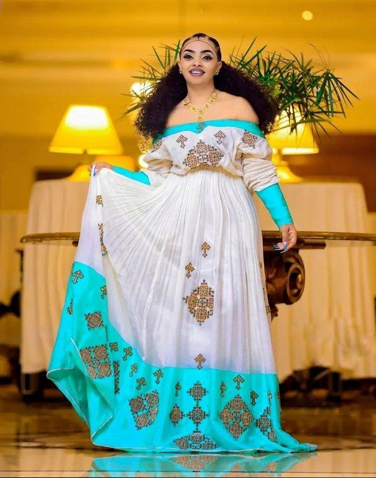 Habesha Kemis bleu vif et élégant avec un motif en croix complexe