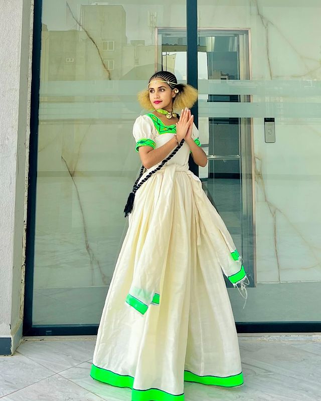 Robe traditionnelle éthiopienne verte vibrante Habesha Kemis culturelle
