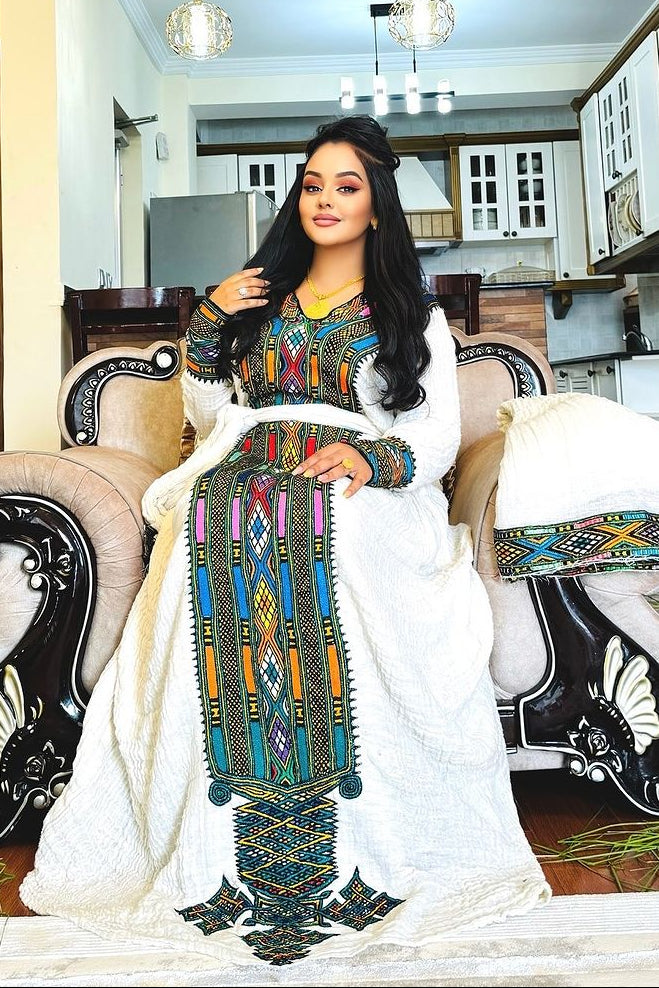 Robe éthiopienne traditionnelle radieuse avec une touche axoumite exquise tissée à la main