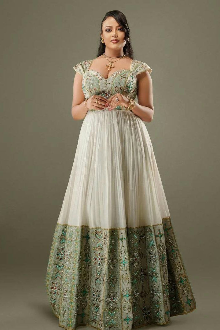 Magnifique robe traditionnelle éthiopienne avec de merveilleux motifs d'embellissements traditionnels