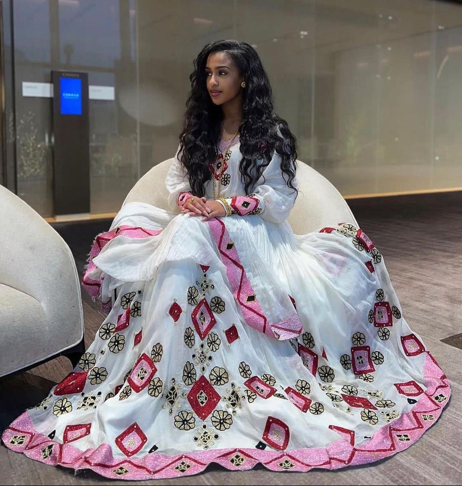 Robe Habesha moderne classique rose et rouge : avec ornement floral et en diamant, robe éthiopienne traditionnelle