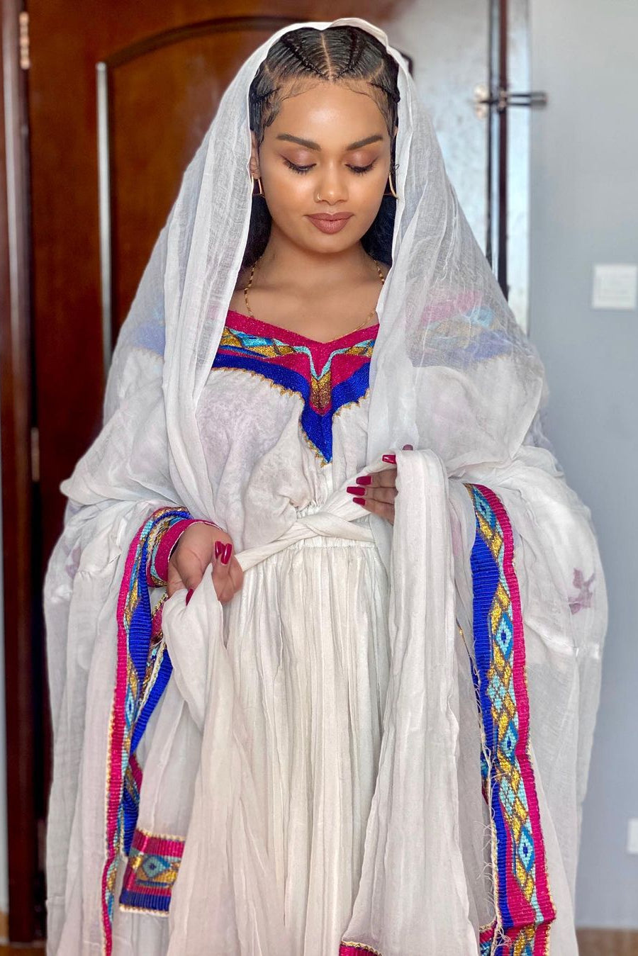 Splendide look Habesha avec robe traditionnelle éthiopienne à drapés multicolores