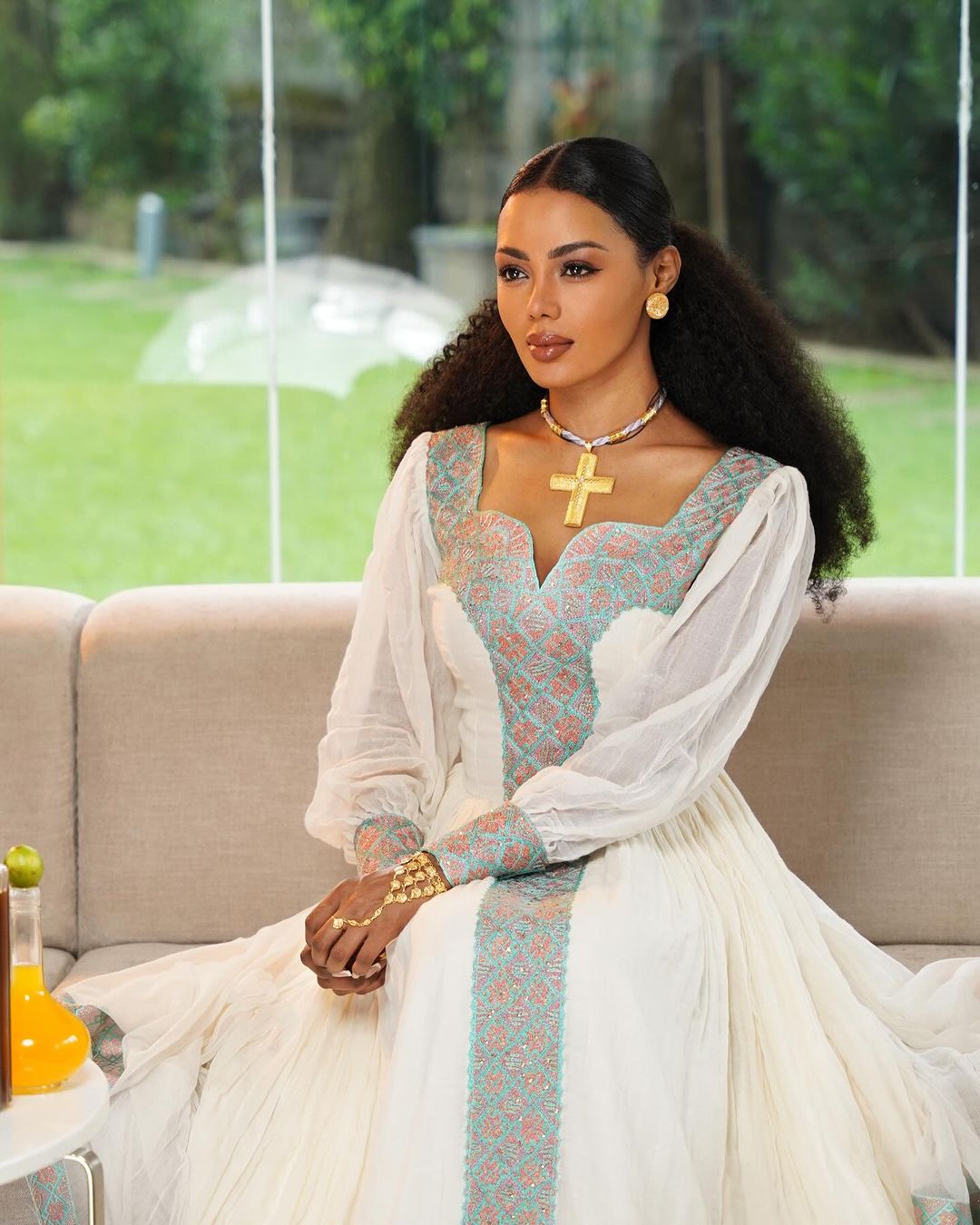 Robe Habesha Bleu Clair Envoûtante : avec Détails Diamant Rouges Robe Éthiopienne Traditionnelle
