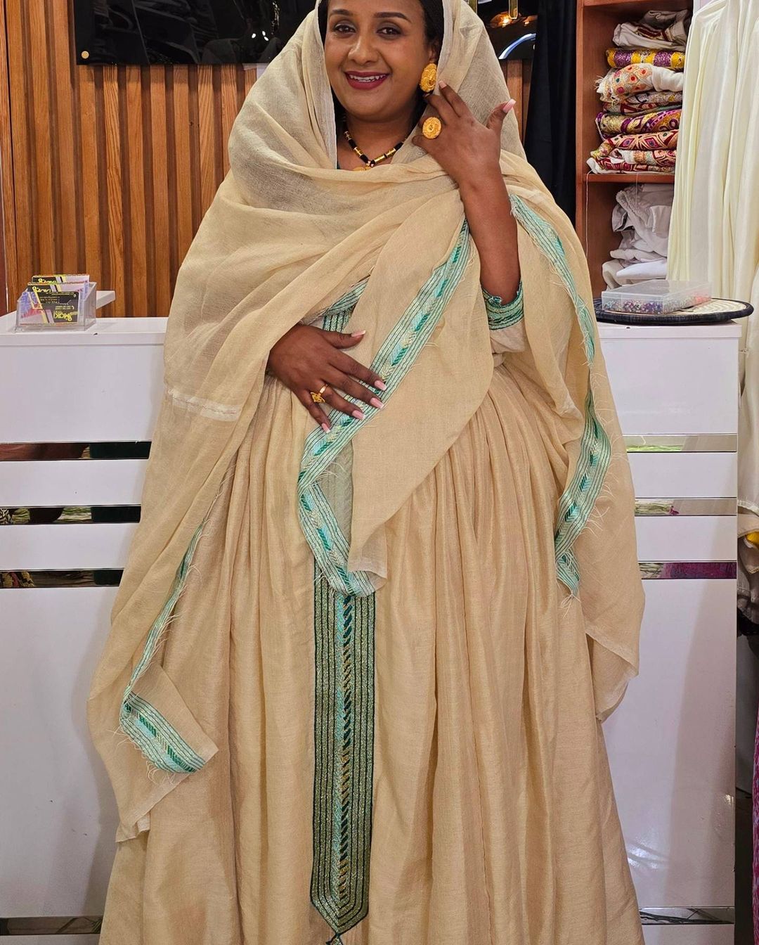 Élégante robe éthiopienne blanc cassé : avec broderies bleues au point de croix Robe Habesha