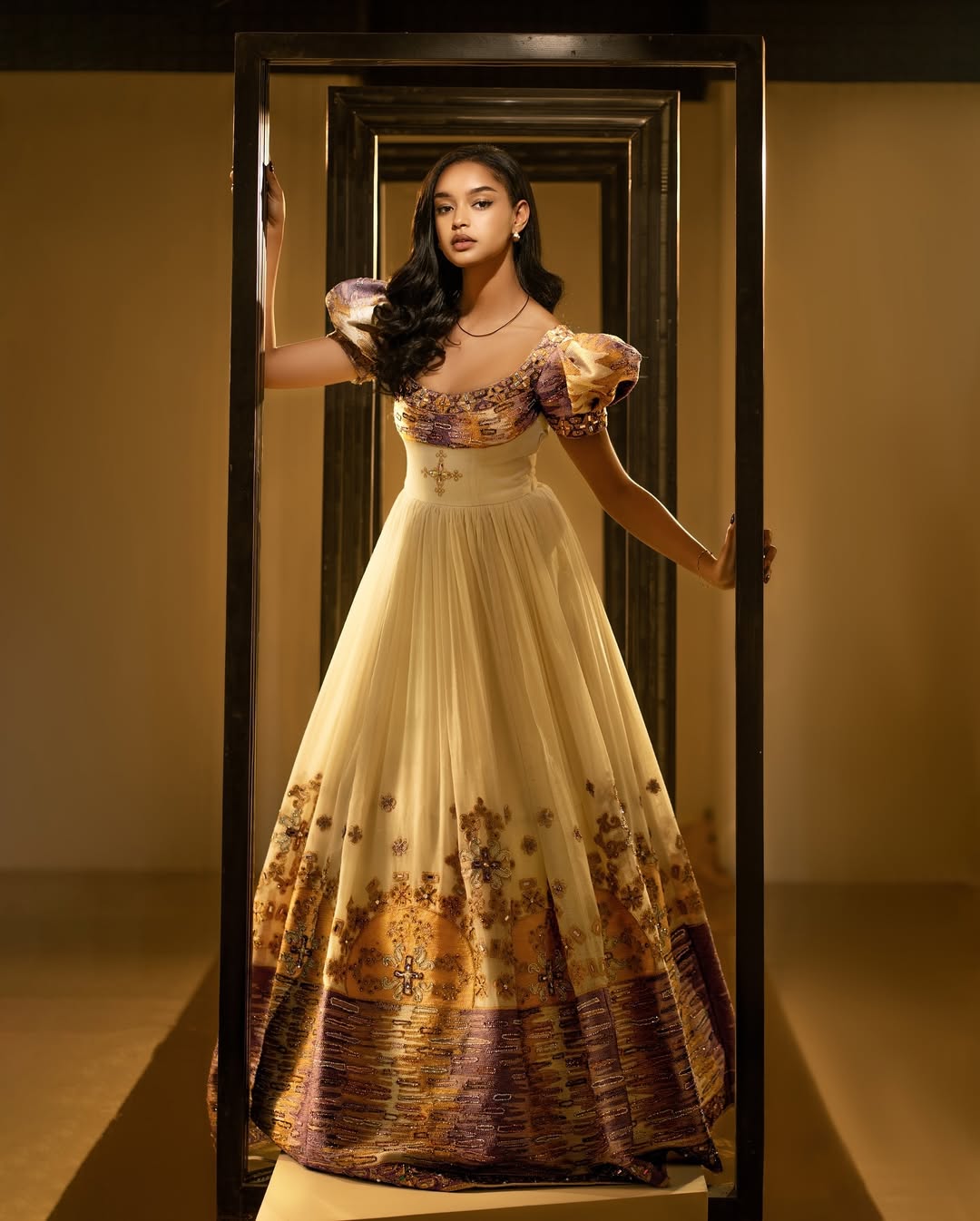 Robe de mariée éthiopienne violet hypnotique : robe de mariée Habesha à manches courtes bouffantes et détails dorés Habesha Kemis