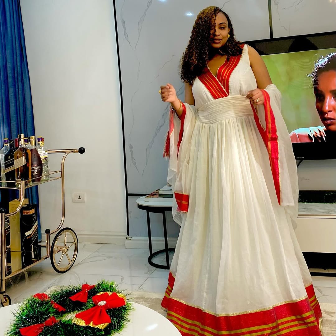 Excellence culturelle en tissu Red Habesha : Robe traditionnelle brodée d'or éclatant, confectionnée pour chaque événement, robe éthiopienne
