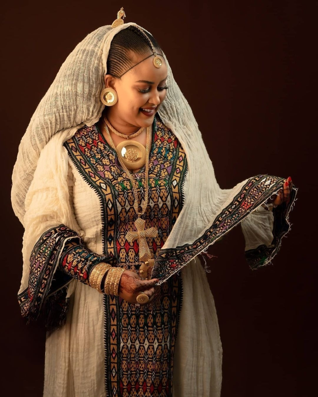 Mesmerizing Embroidery on Ethiopian Traditional Dress: Simply Designed Habesha Dress Elegant for Cultural Events Eritrean Clothing