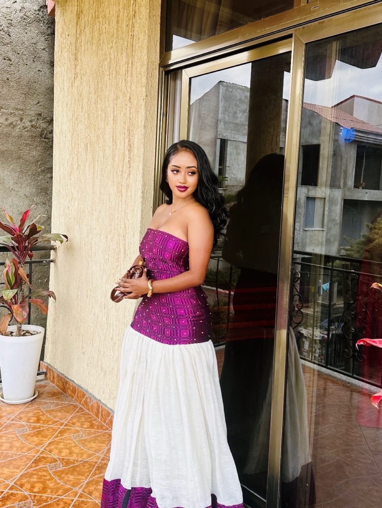 Robe Habesha Style en Violet Habesha Kemis pour les Célébrations Culturelles Vêtement Éthiopien Sans Bretelles 548