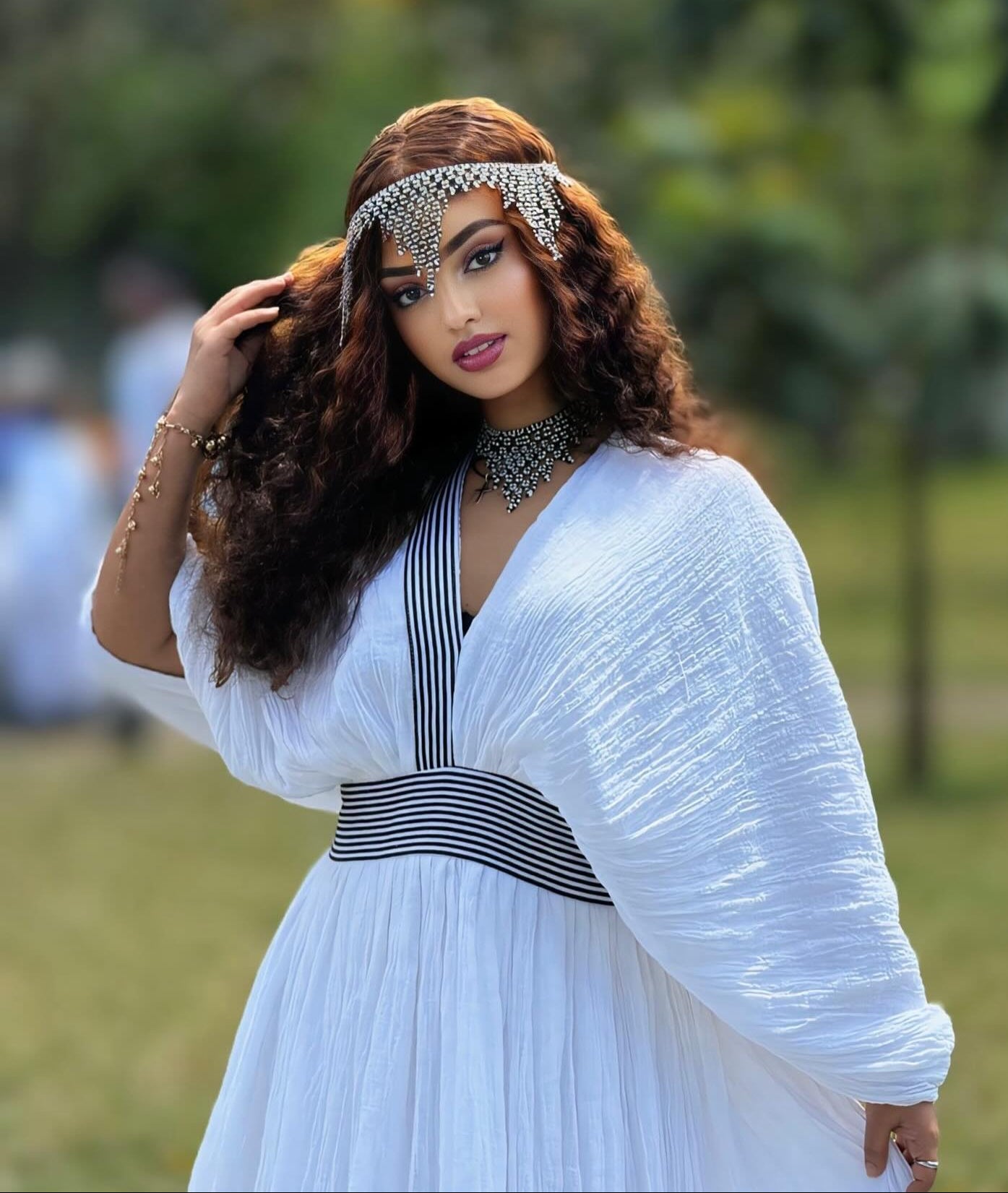 Oromo Traditional Dress with Elegant Head Jewelry Beautiful Oromo Kemis V-neckline Oromo Dress 554