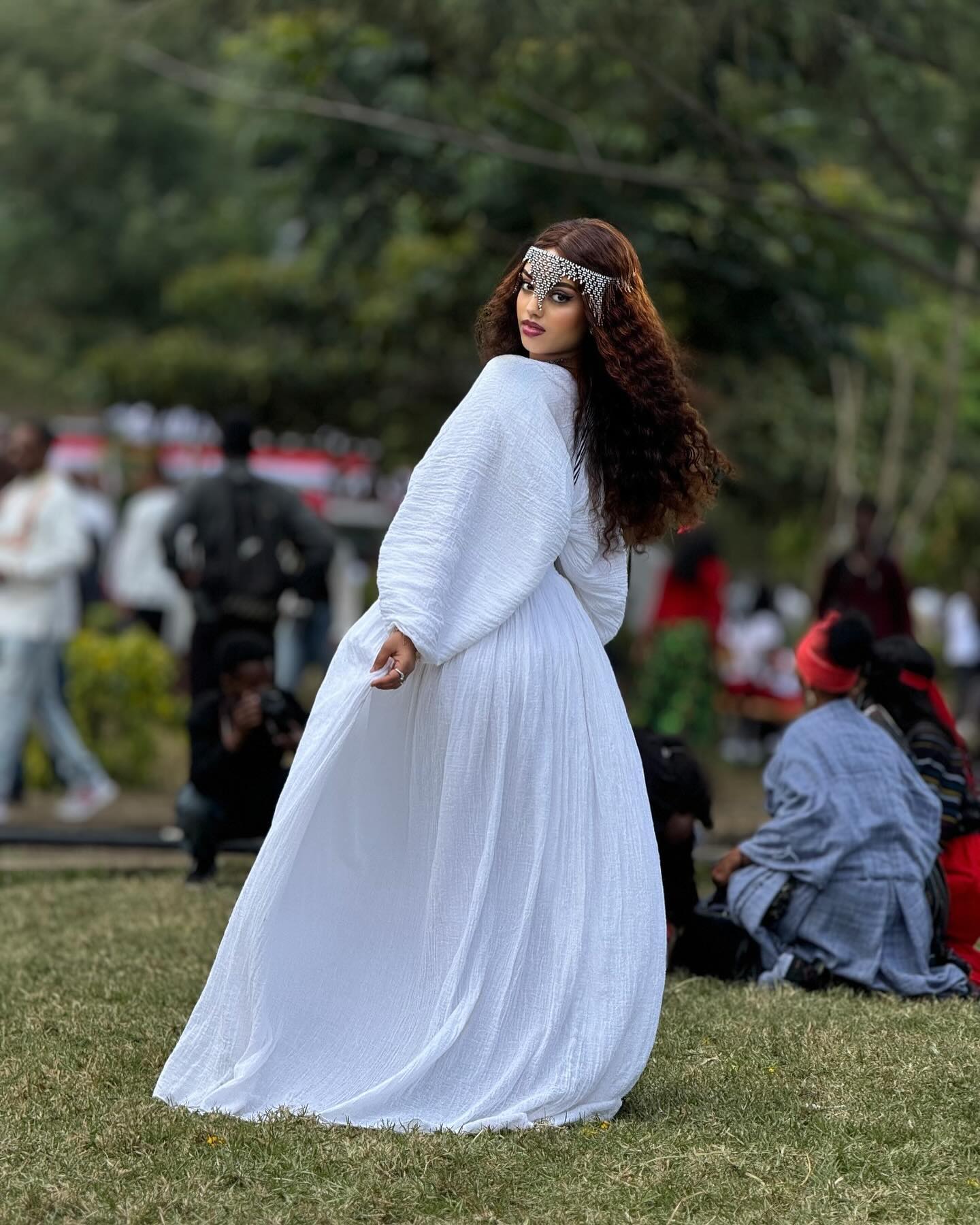 Oromo Traditional Dress with Elegant Head Jewelry Beautiful Oromo Kemis V-neckline Oromo Dress 554