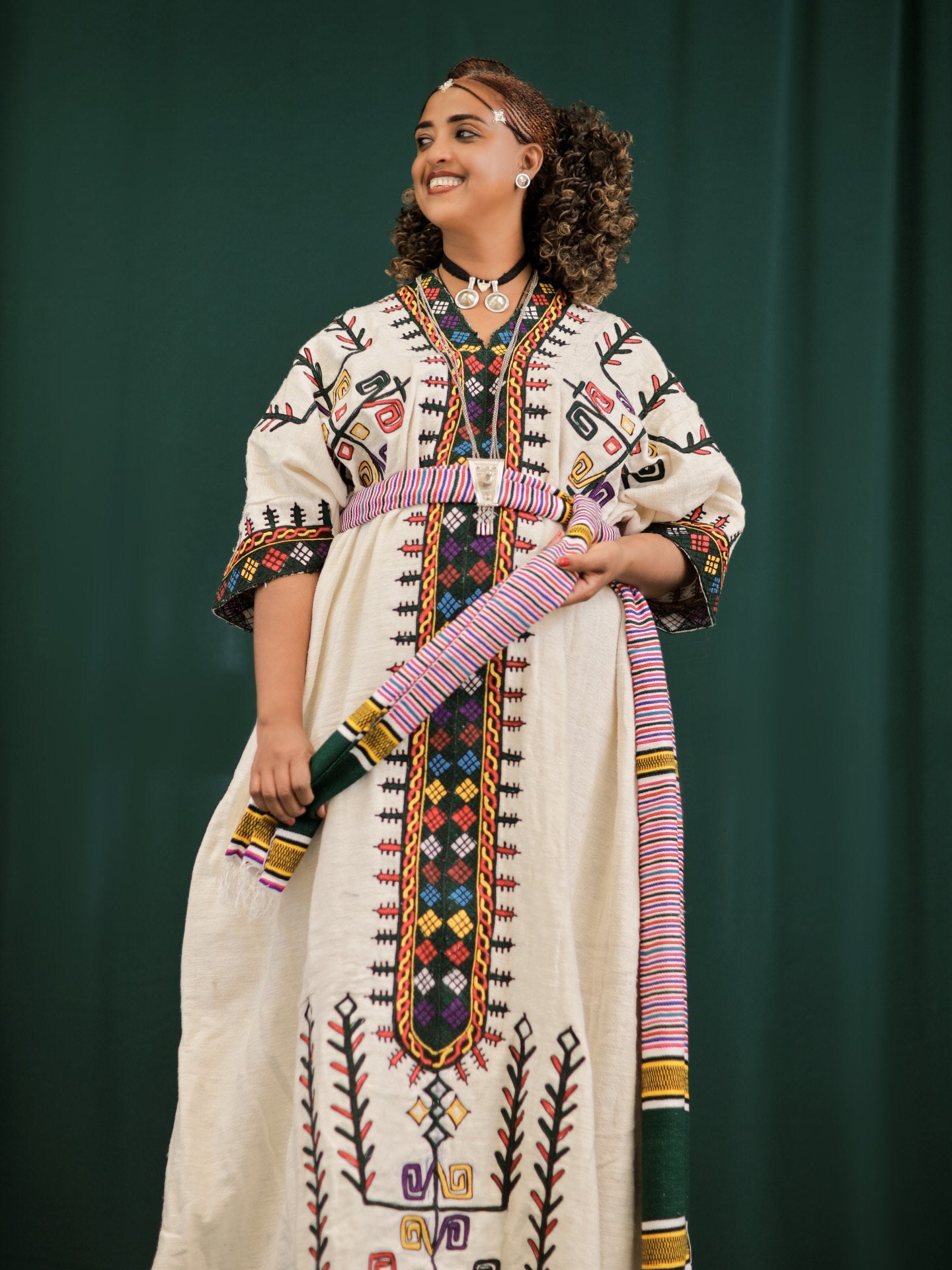 Robe Habesha ivoire Broderie colorée Habesha Kemis Style vestimentaire éthiopien intemporel 566