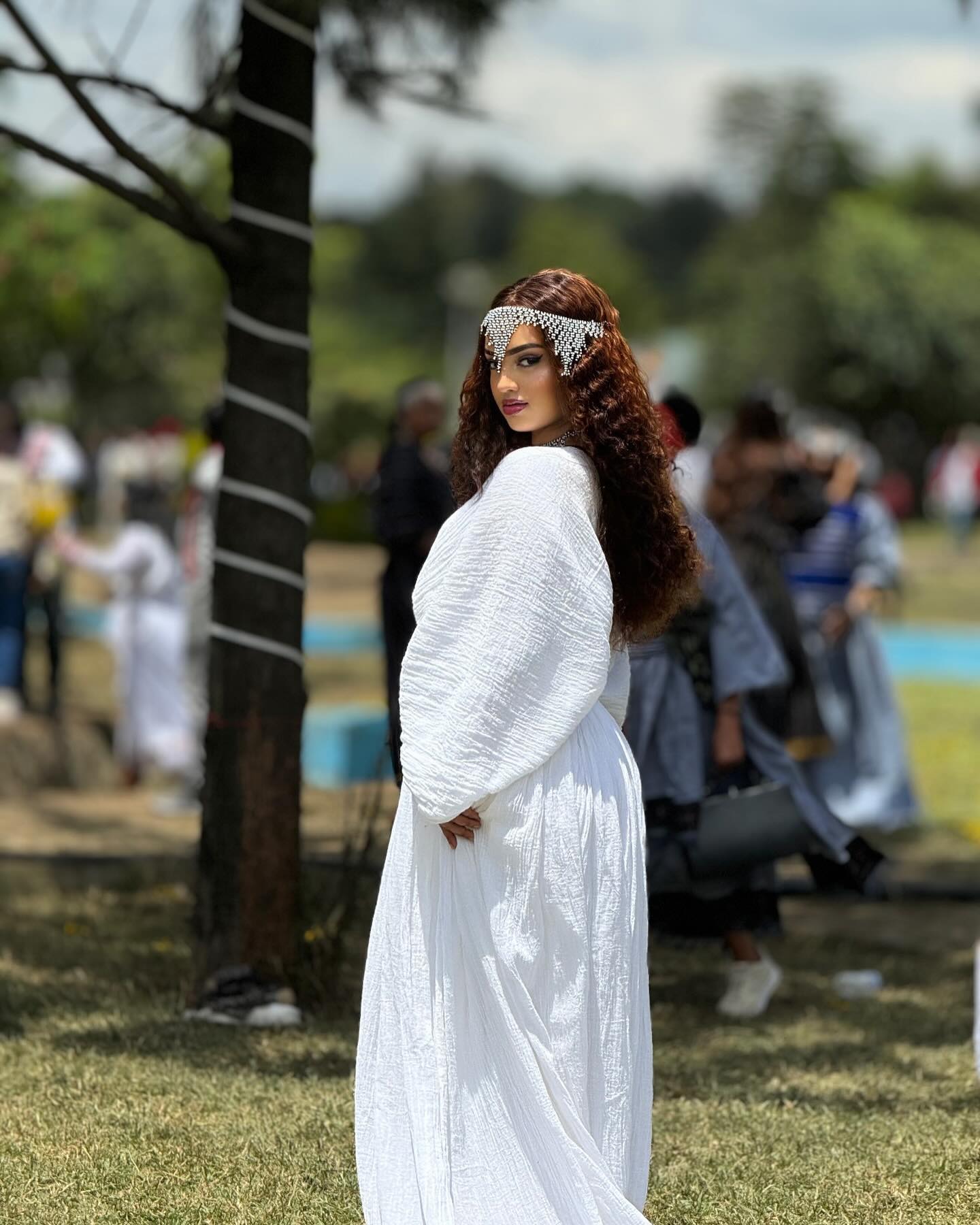Oromo Traditional Dress with Elegant Head Jewelry Beautiful Oromo Kemis V-neckline Oromo Dress 554
