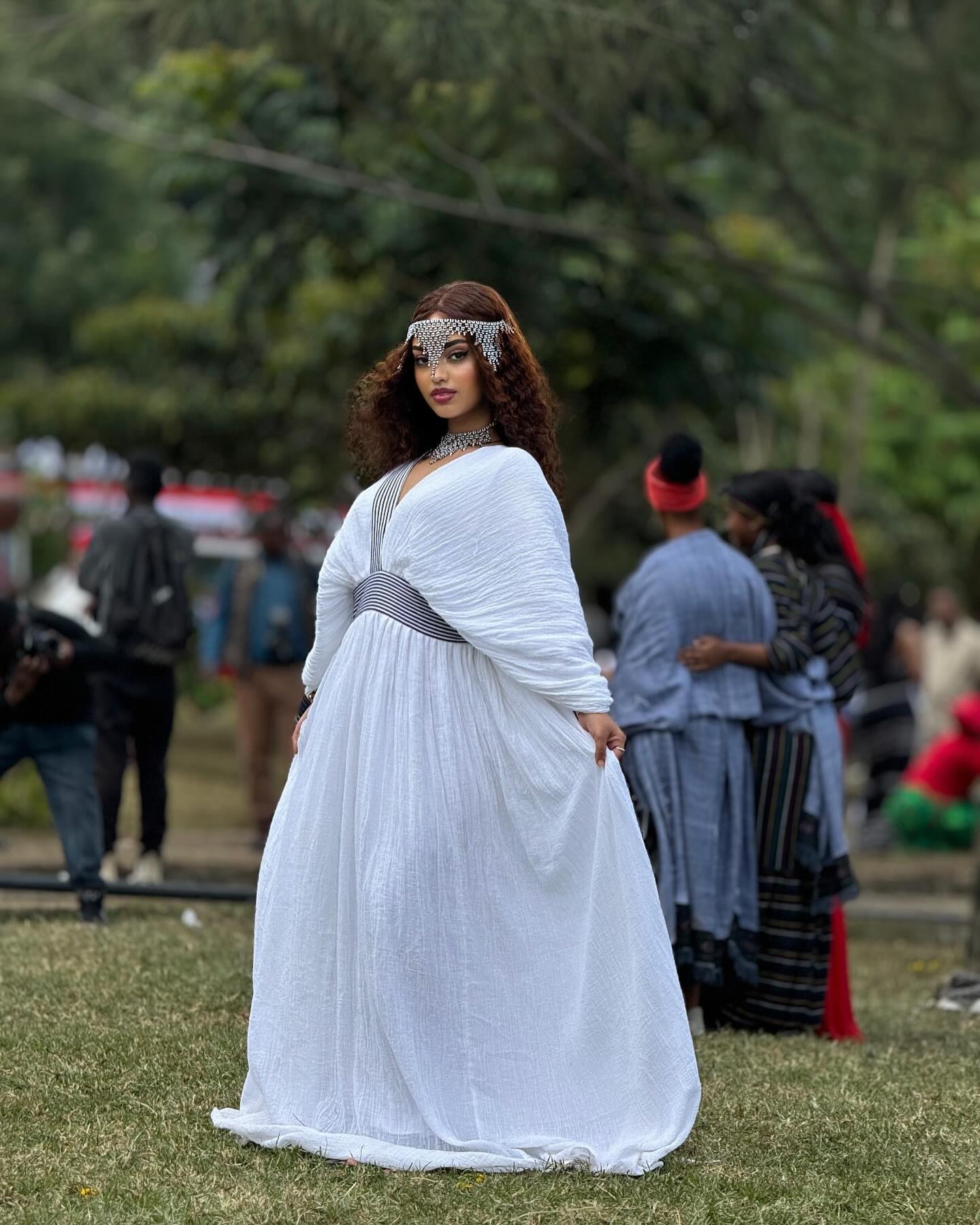 Oromo Traditional Dress with Elegant Head Jewelry Beautiful Oromo Kemis V-neckline Oromo Dress 554